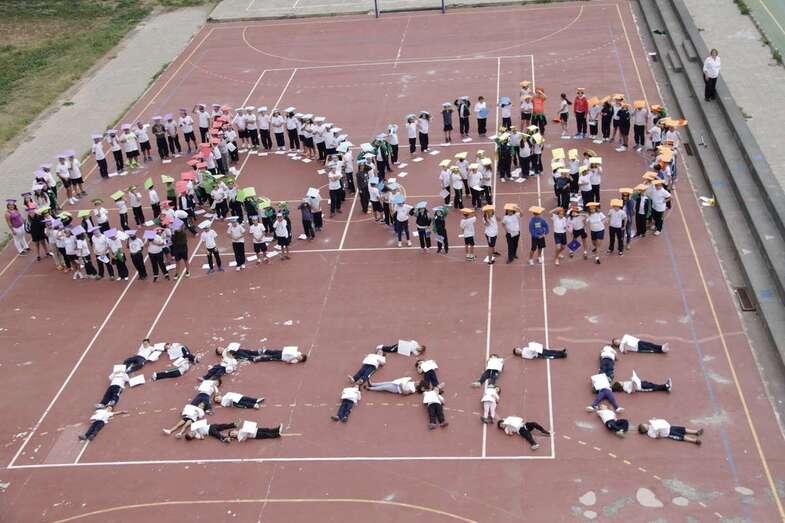 Figura por la paz en el patio del colegio en una edición anterior (Foto TA)